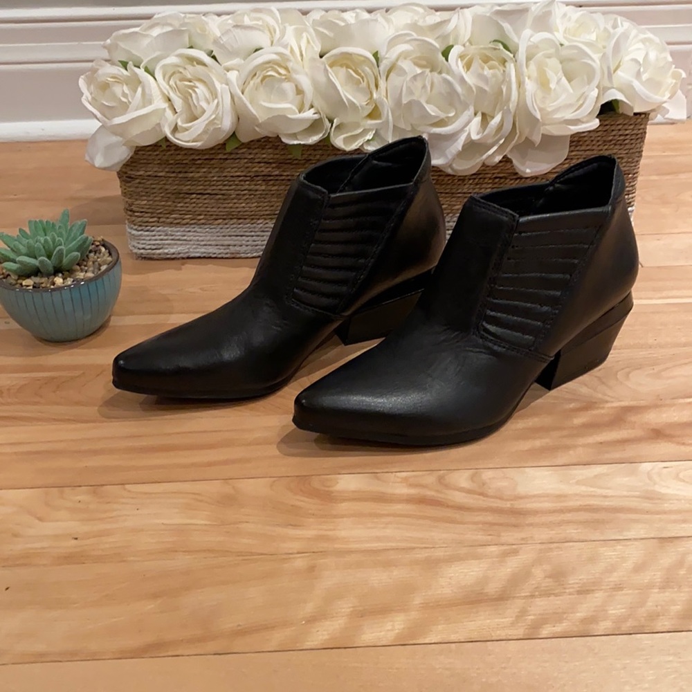 Naya unique vintage heeled ankle boots NWOT